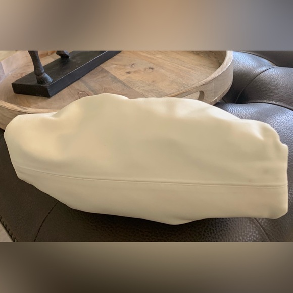 Bottega Veneta The Pouch Leather Clutch - Picture 9 of 16